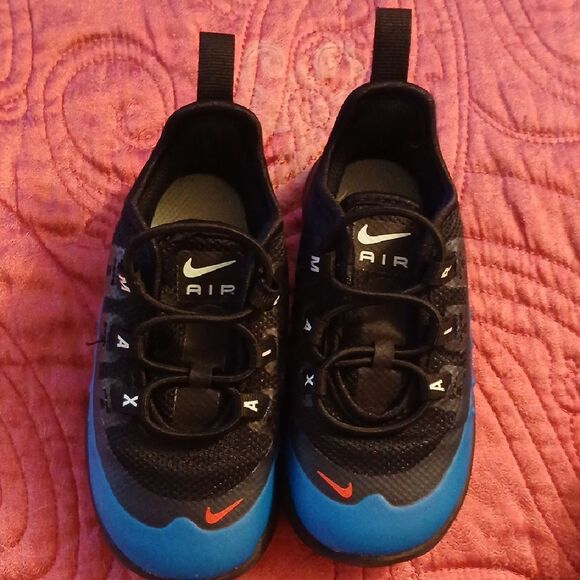 Nike Black and Blue Sneakers Sporty Design - Picture 2 of 7